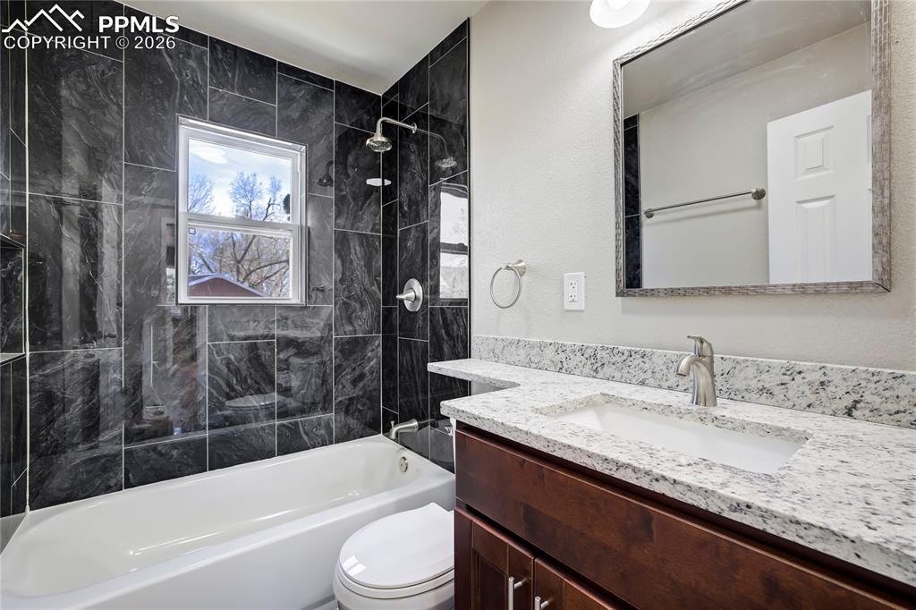 Image 17 of 35: Bathroom