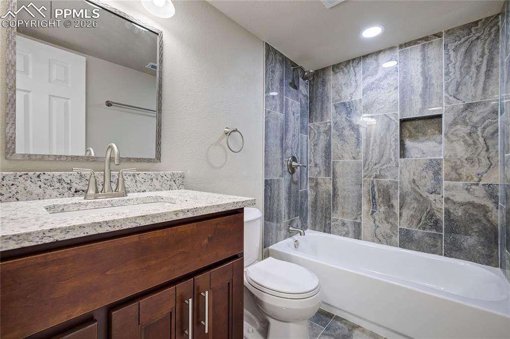 Image 24 of 35: Bathroom