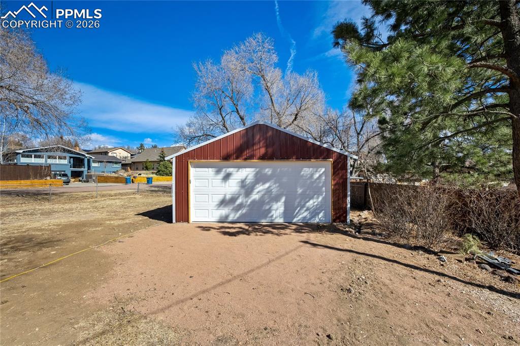 Image 26 of 35: Garage