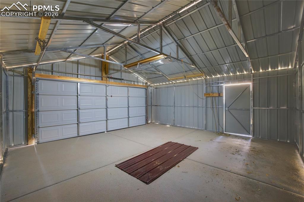 Image 27 of 35: Garage