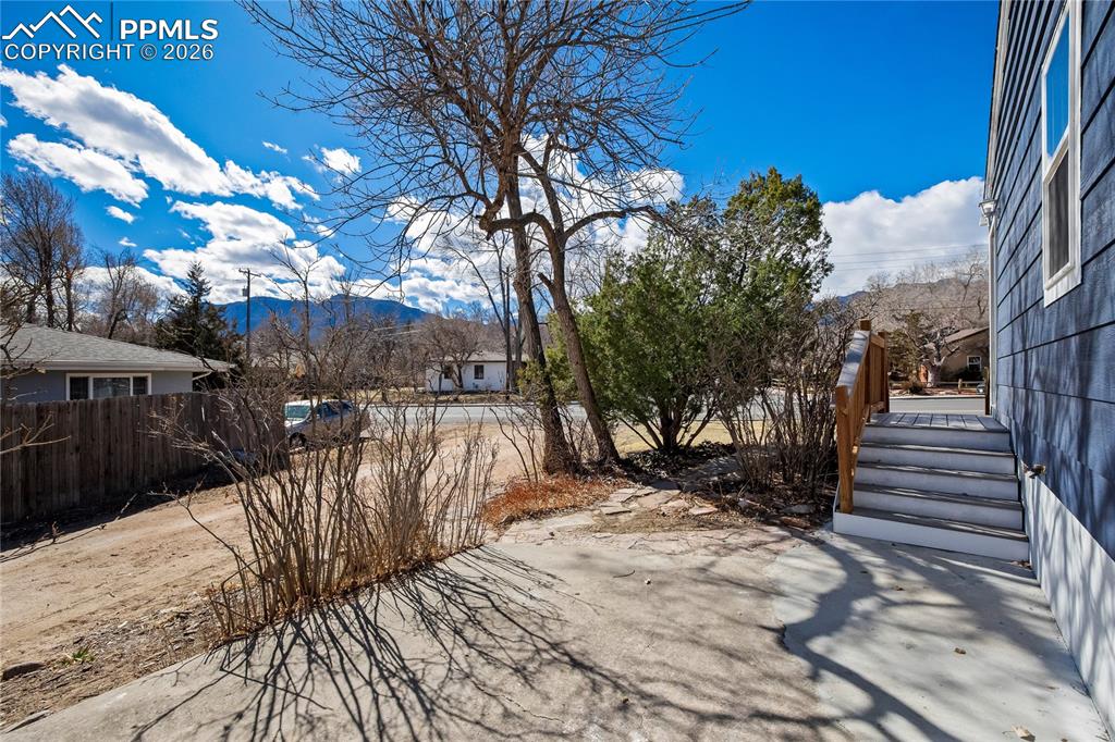 Image 29 of 35: Yard