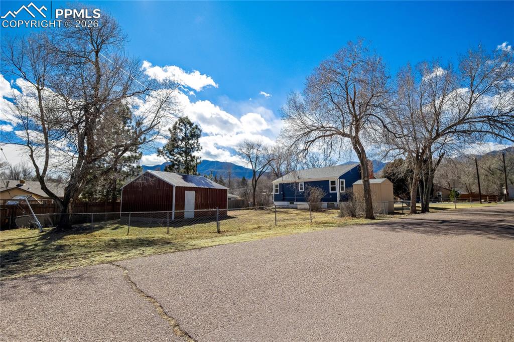 Image 30 of 35: Yard