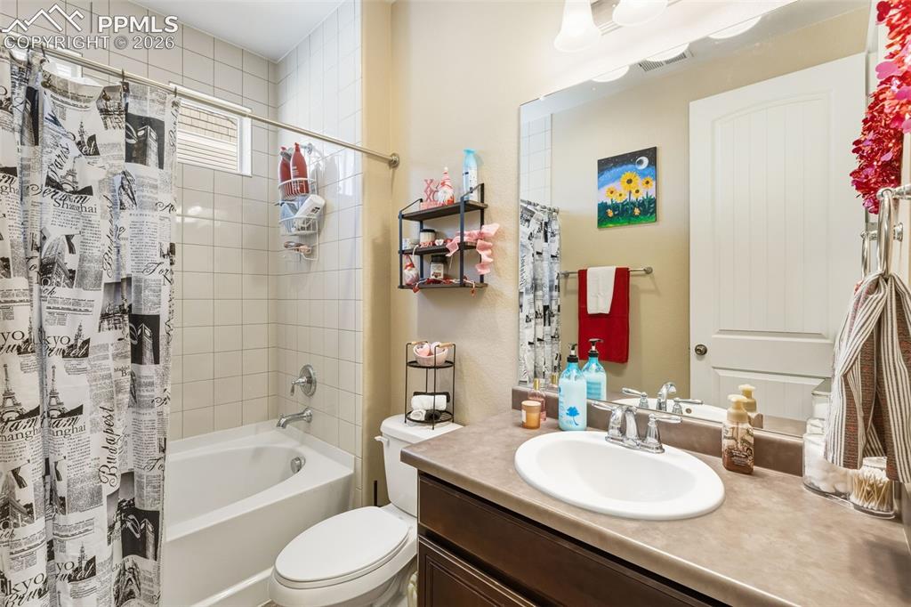 Image 32 of 39: Bathroom