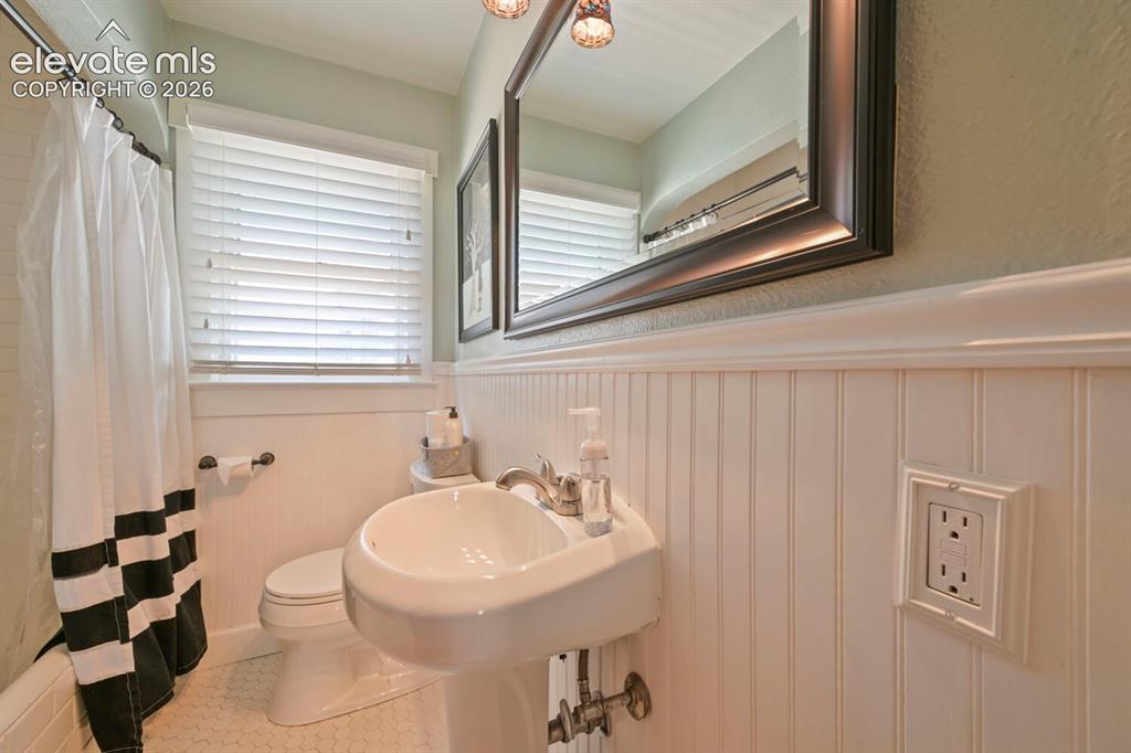 Image 18 of 36: Hallway ancillary full bathroom, beautiful!