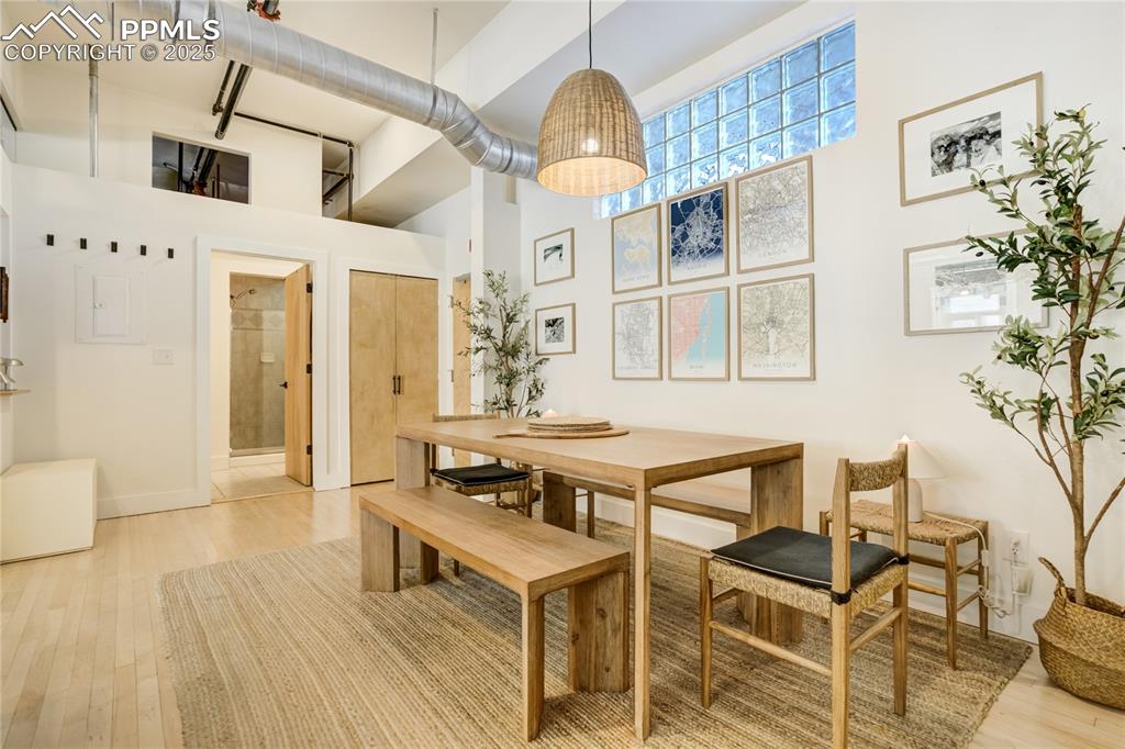 Image 10 of 24: Dining Area