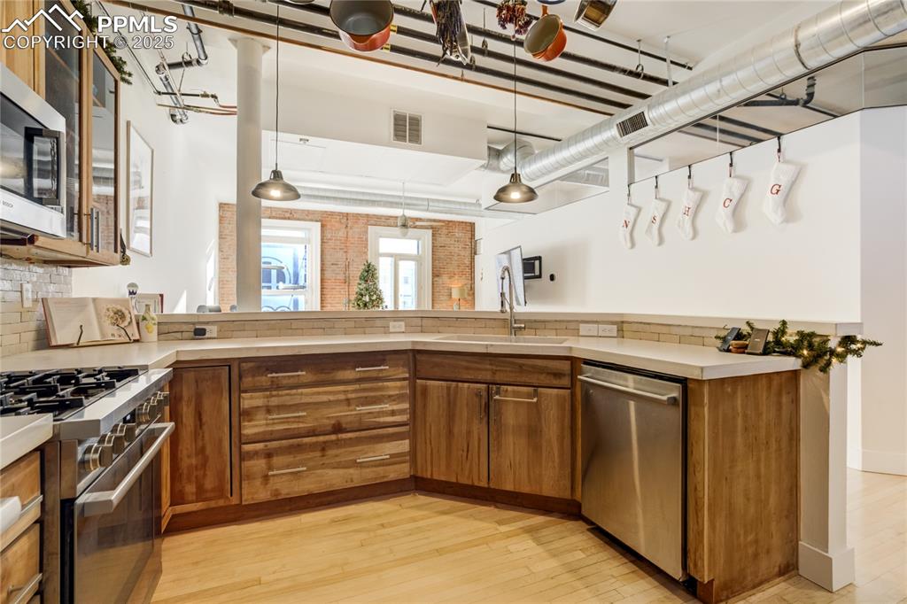 Image 11 of 24: Kitchen