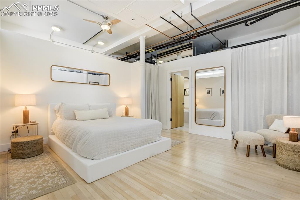 Image 14 of 24: Bedroom