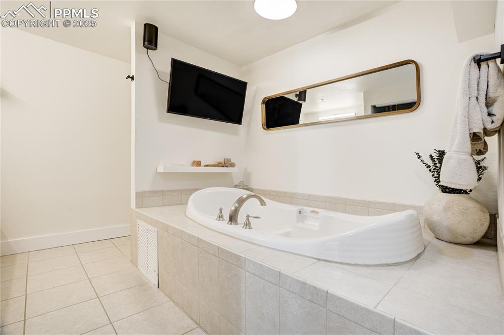 Image 15 of 24: Bathroom