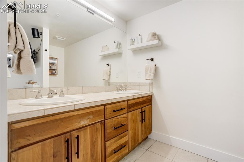 Image 16 of 24: Bathroom