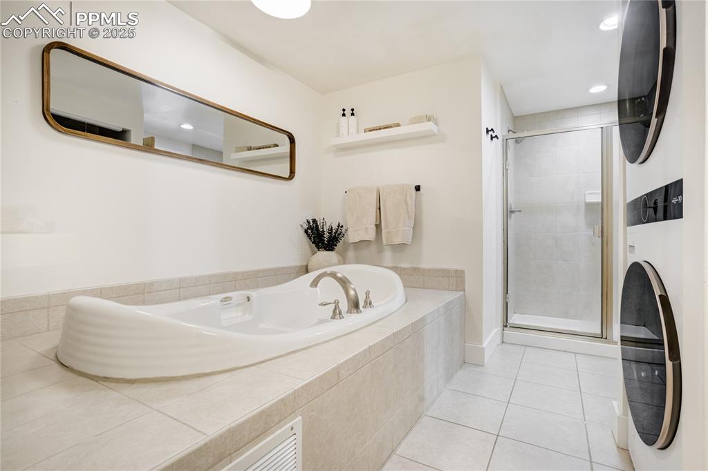 Image 18 of 24: Bathroom