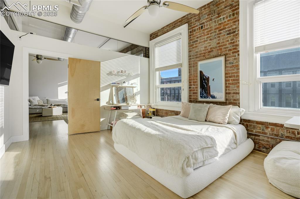 Image 19 of 24: Bedroom