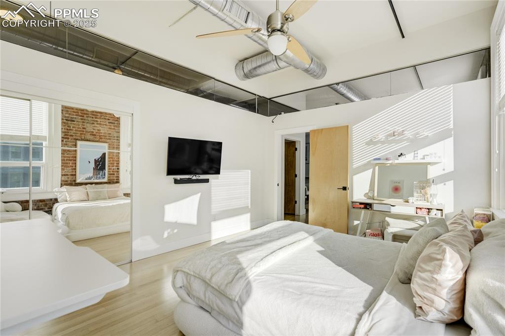 Image 20 of 24: Bedroom