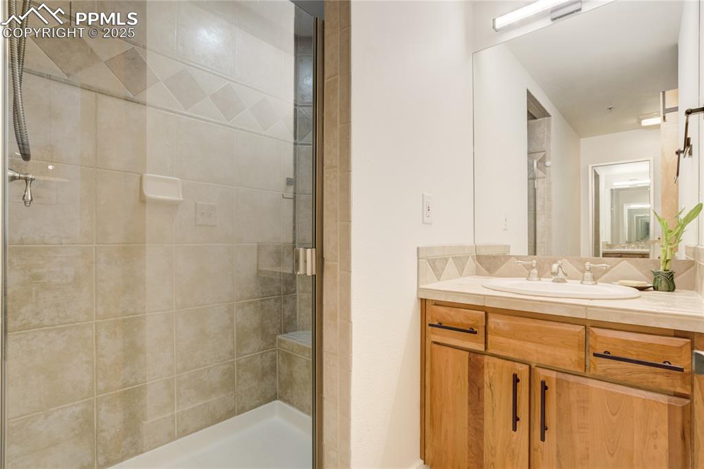 Image 21 of 24: Bathroom