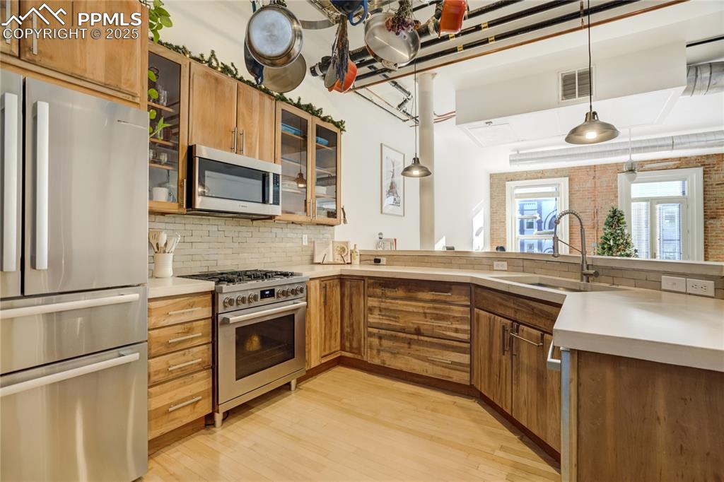 Image 8 of 24: Kitchen