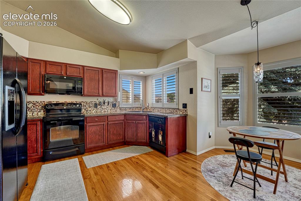 Image 11 of 50: Kitchen