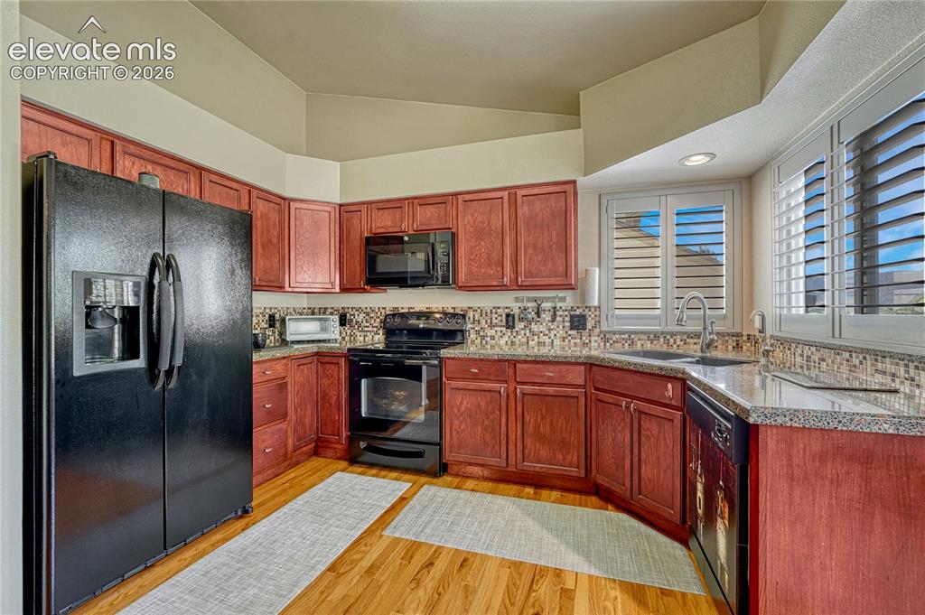 Image 12 of 50: Kitchen