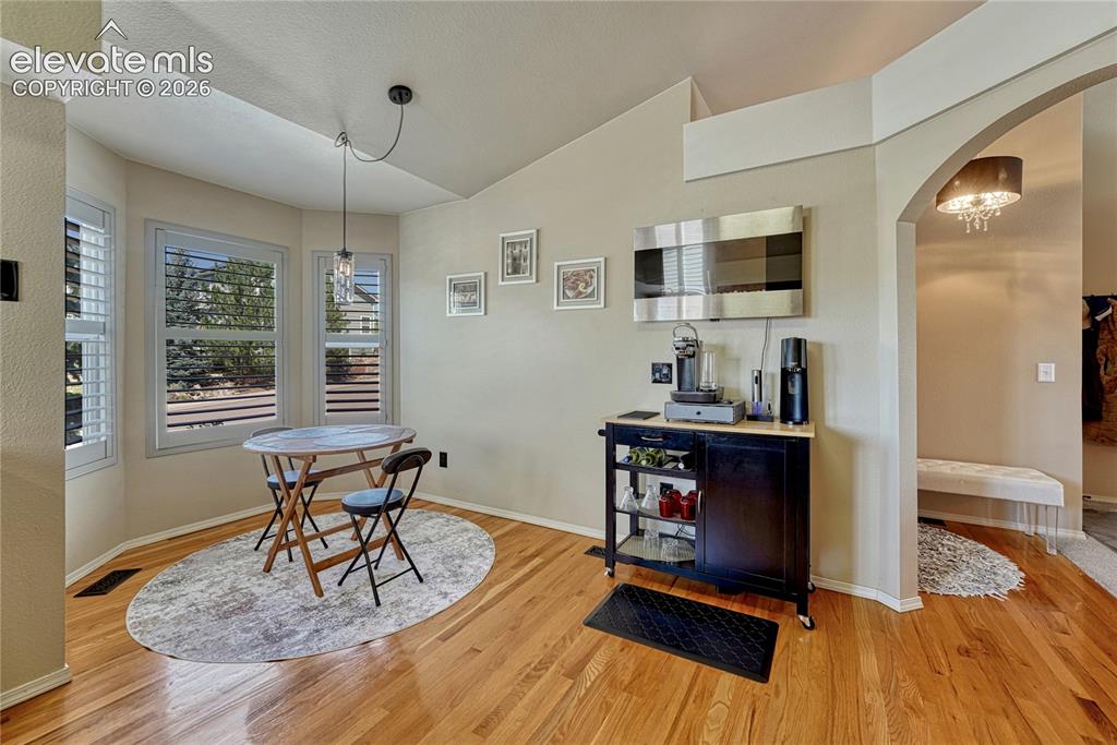 Image 14 of 50: Dining Area