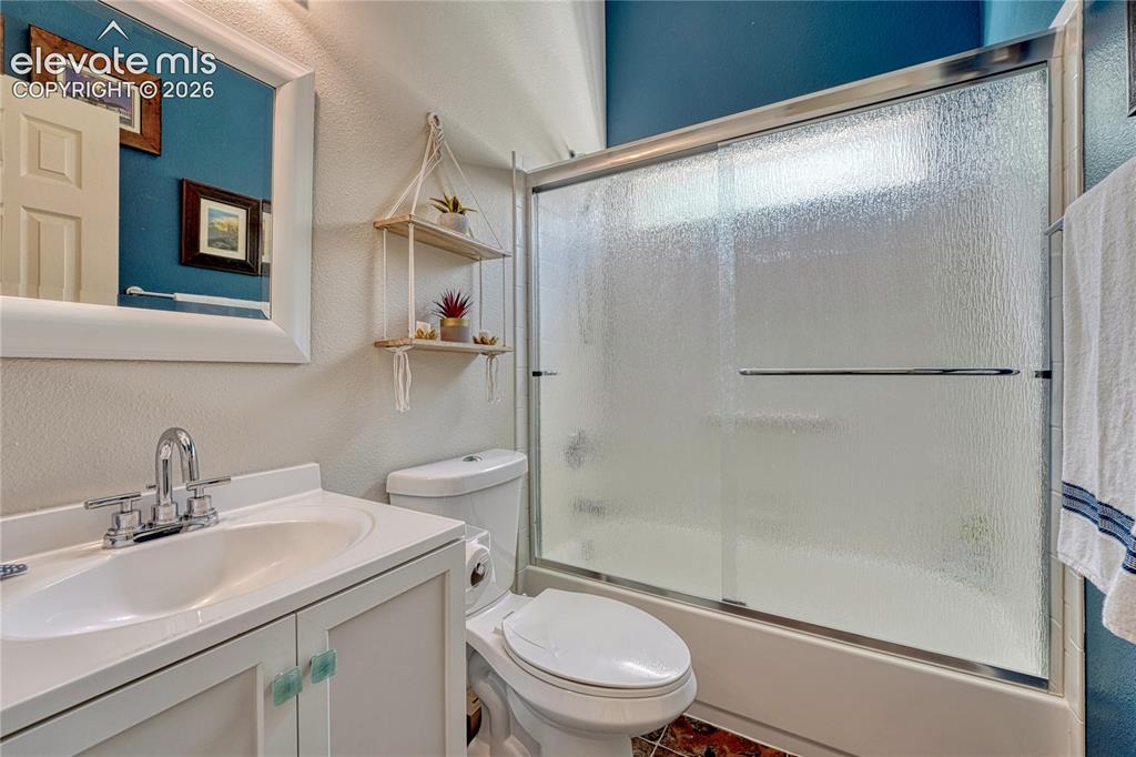 Image 17 of 50: Bathroom