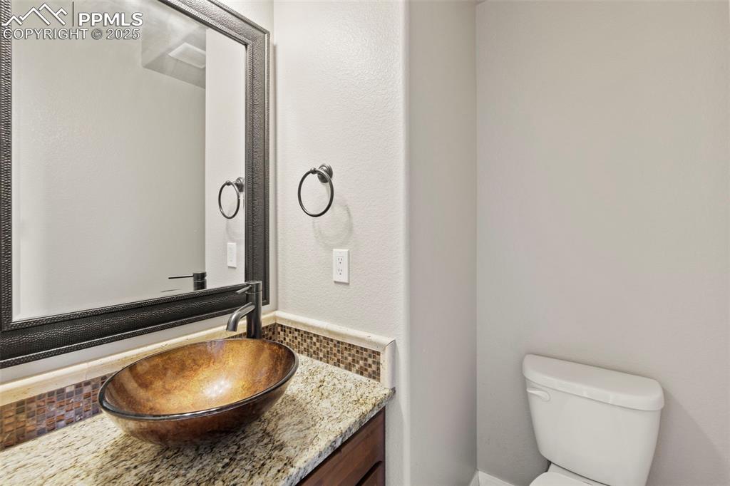 Image 10 of 50: Bathroom