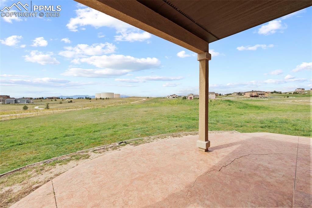 Image 15 of 50: Patio