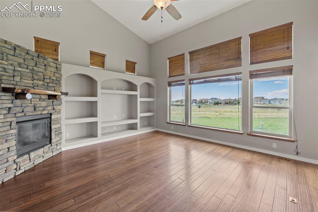 Image 19 of 50: Living Room