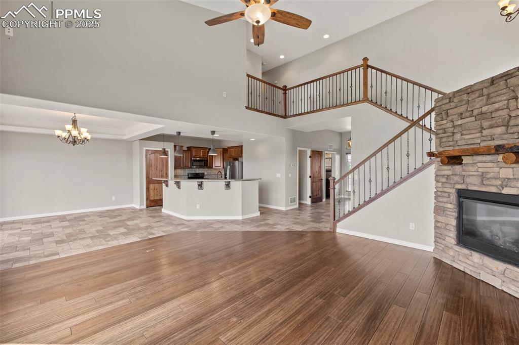 Image 20 of 50: Living Room