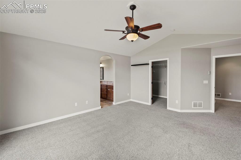 Image 23 of 50: Bedroom