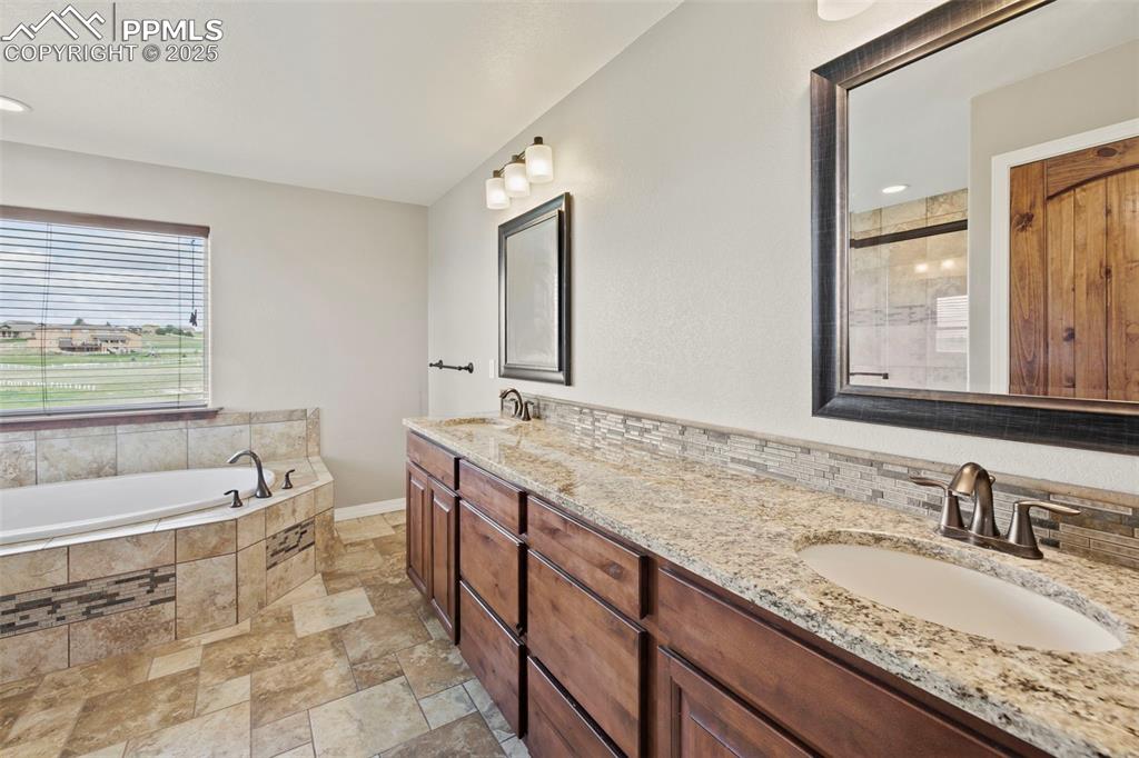 Image 25 of 50: Bathroom