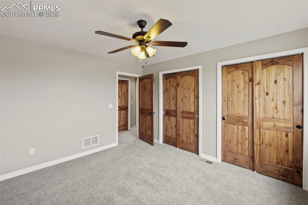 Image 28 of 50: Bedroom