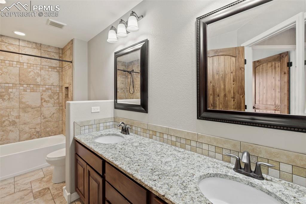 Image 31 of 50: Bathroom