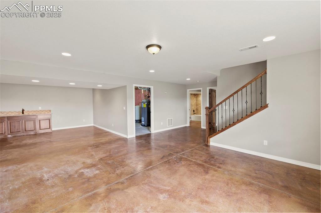 Image 32 of 50: Living Room