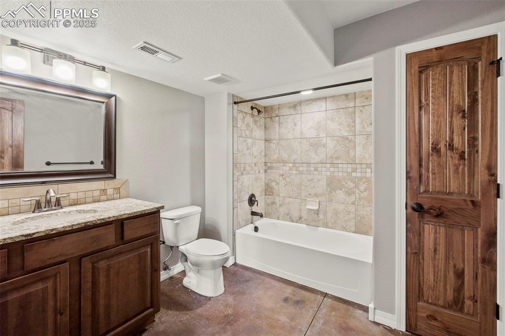 Image 38 of 50: Bathroom