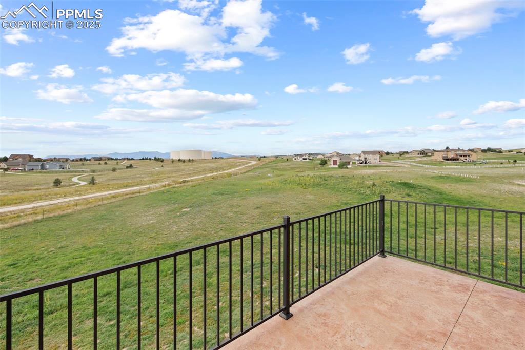 Image 4 of 50: Balcony