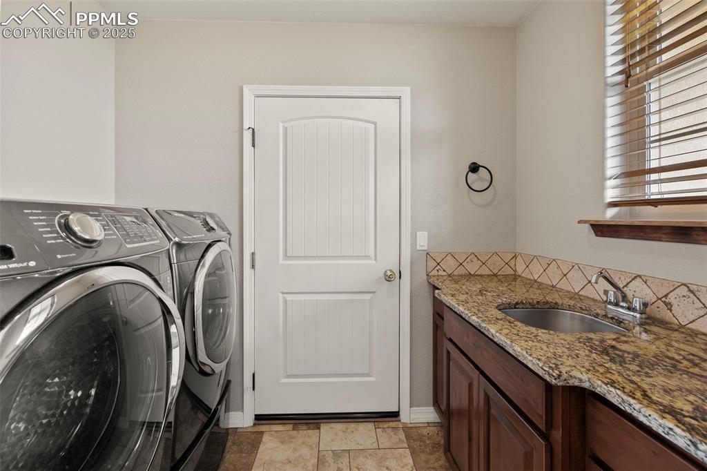 Image 5 of 50: Laundry