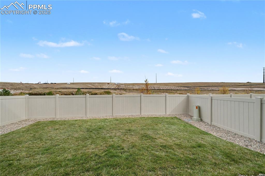 Image 35 of 38: Yard