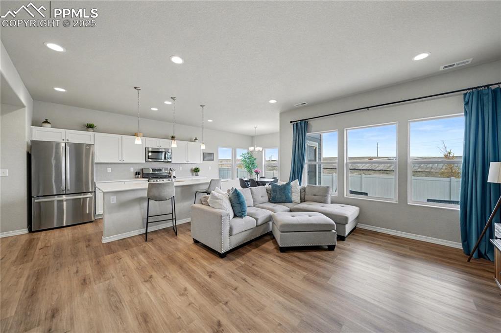 Image 4 of 38: Huge open floorplan!