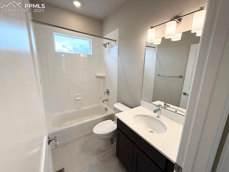 Image 33 of 49: Full Bathroom, located on the upper level!