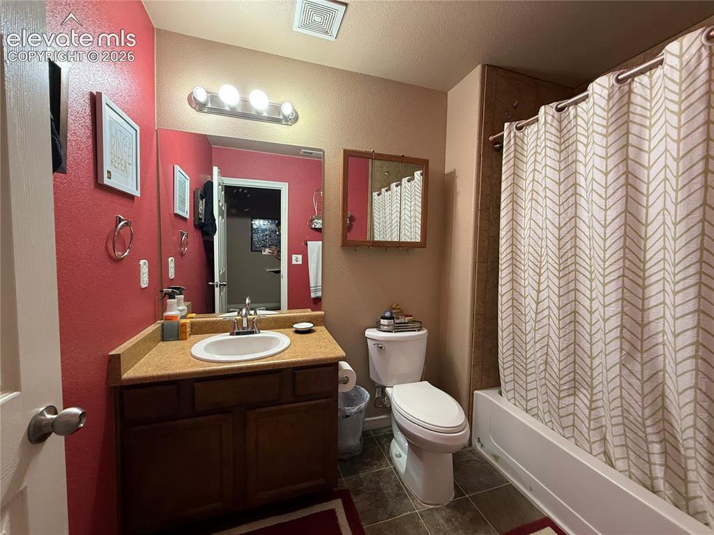Image 14 of 27: Bathroom