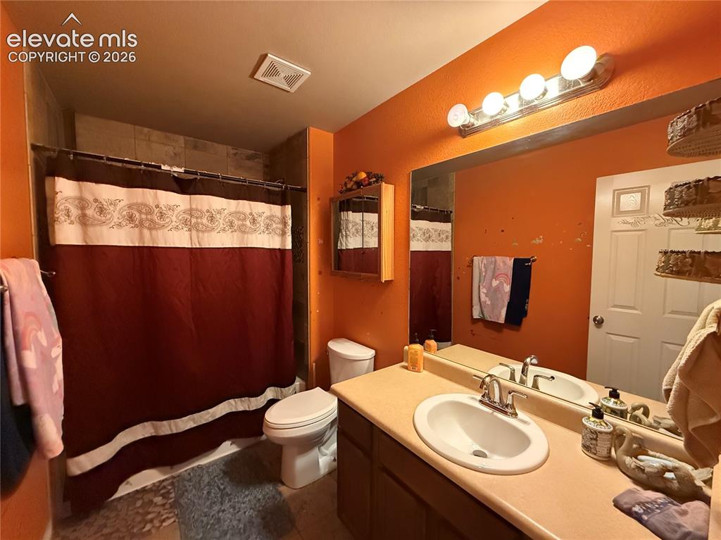 Image 19 of 27: Bathroom