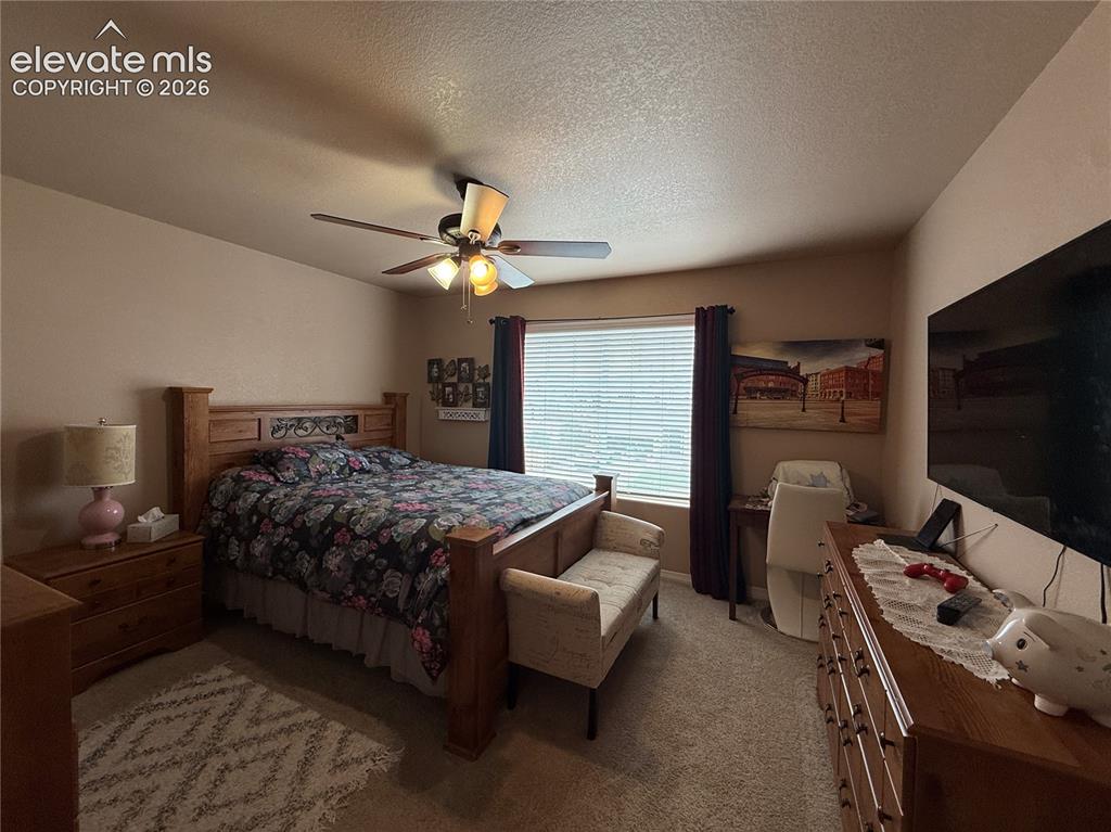 Image 21 of 27: Bedroom