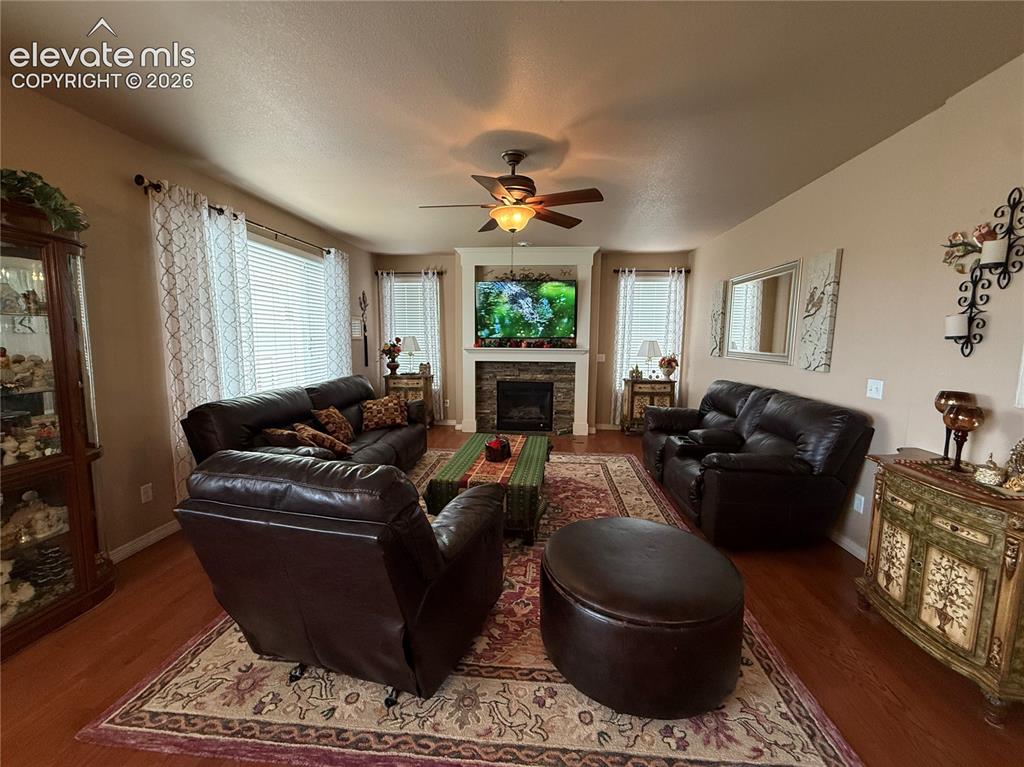 Image 5 of 27: Living Room
