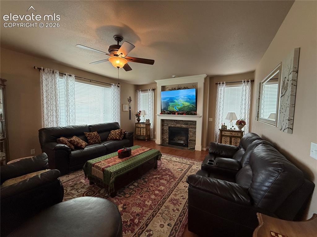 Image 6 of 27: Living Room