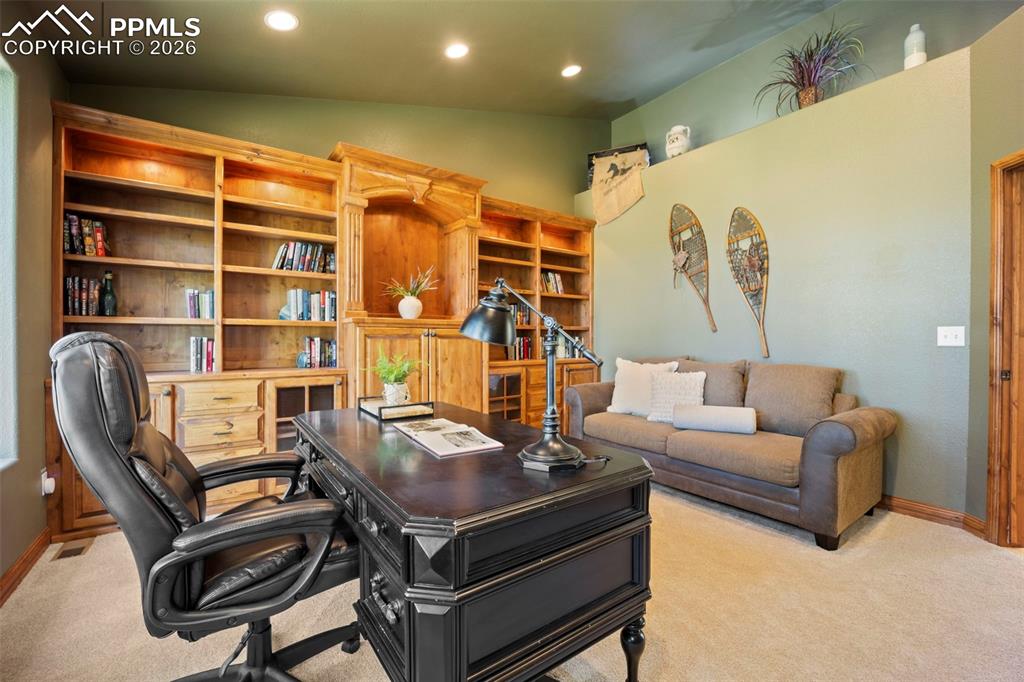 Image 25 of 49: Office