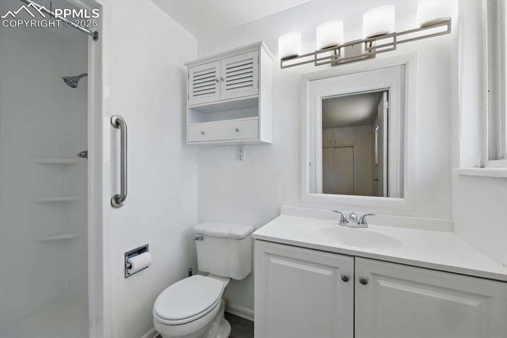 Image 15 of 37: Bathroom