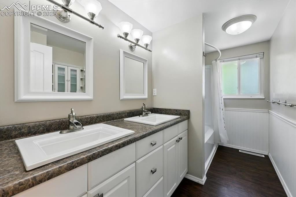 Image 17 of 37: Bathroom