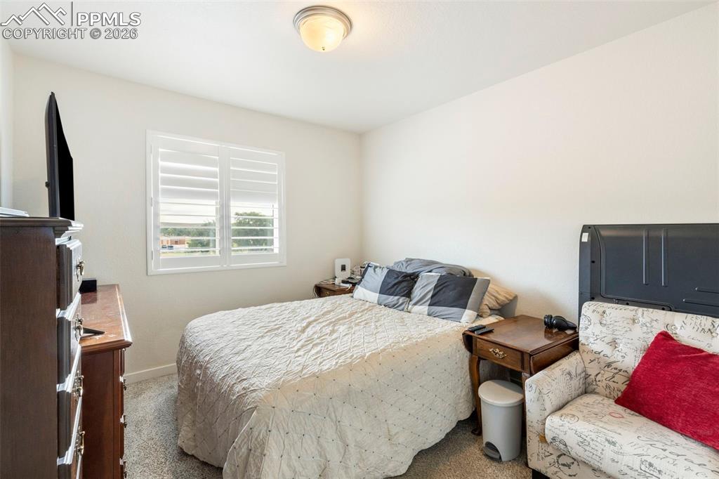 Image 17 of 36: Bedroom