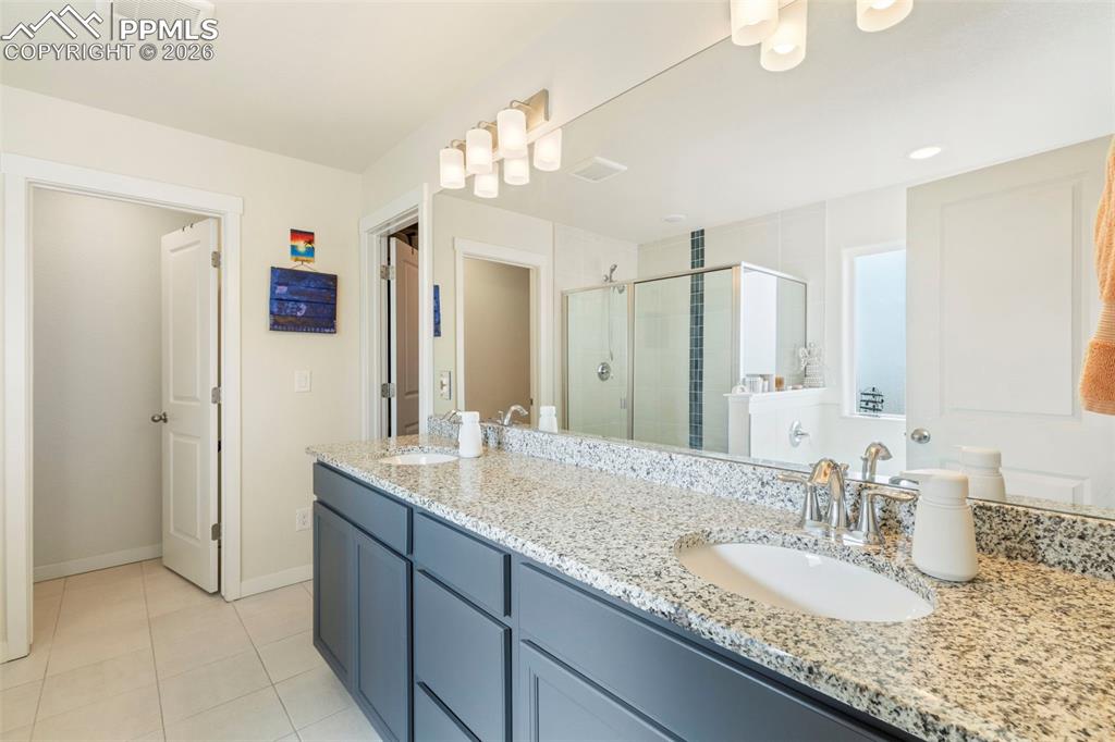 Image 18 of 36: Bathroom