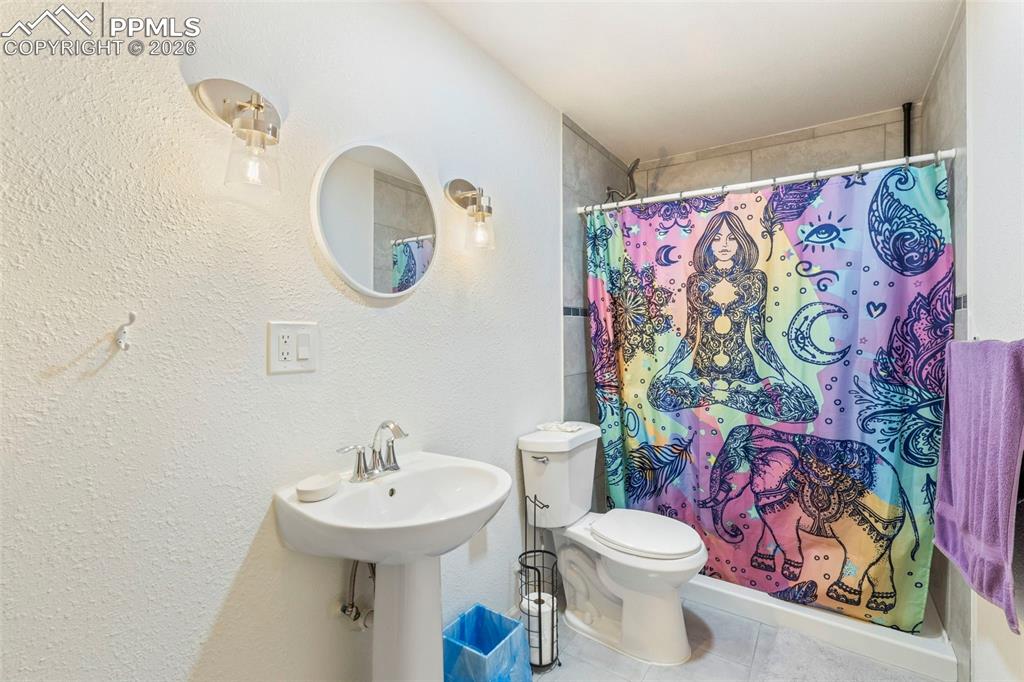 Image 29 of 36: Bathroom