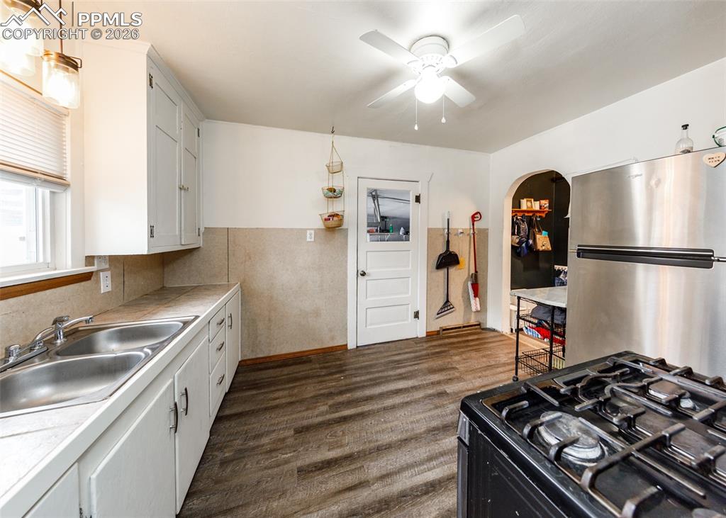 Image 14 of 42: Kitchen