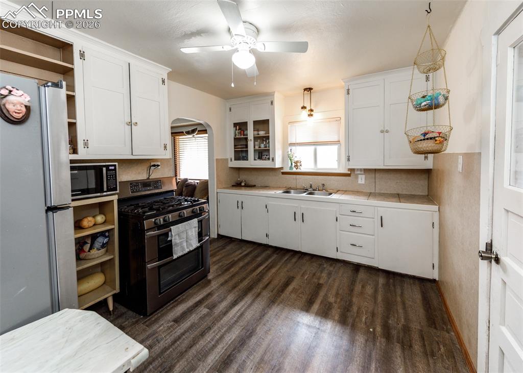 Image 15 of 42: Kitchen